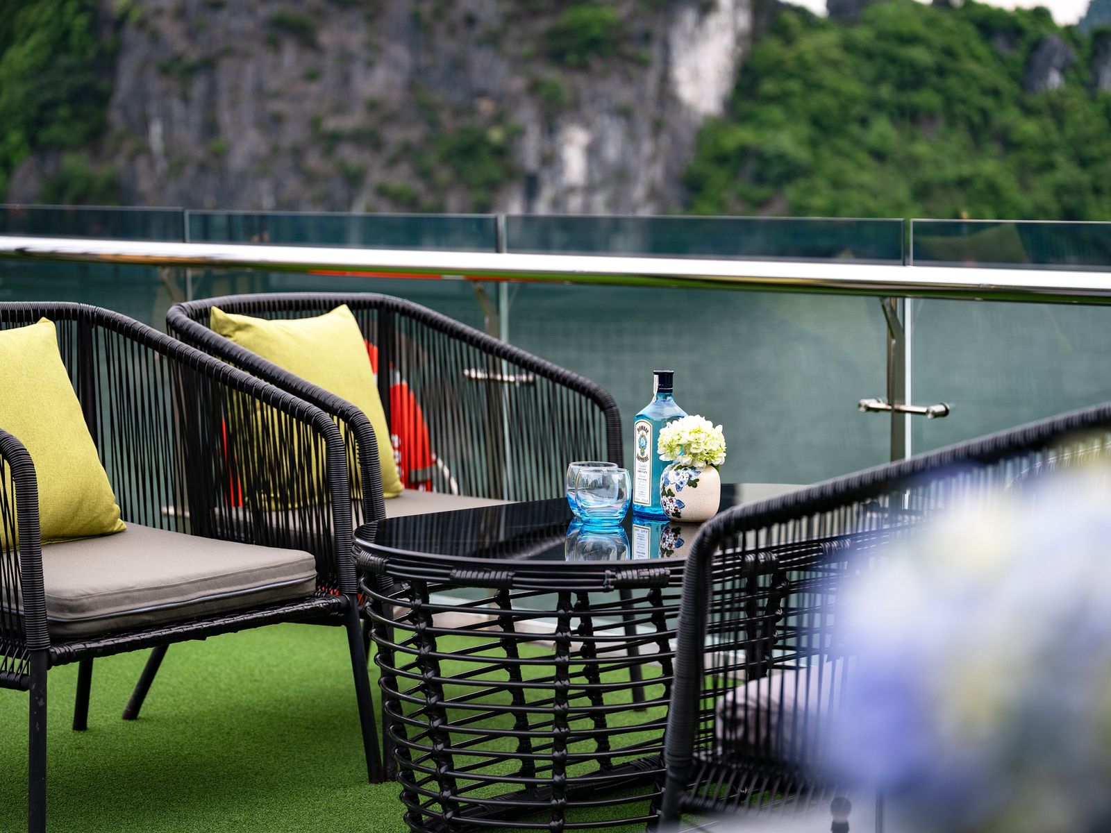 Outdoor jacuzzi on the sundeck