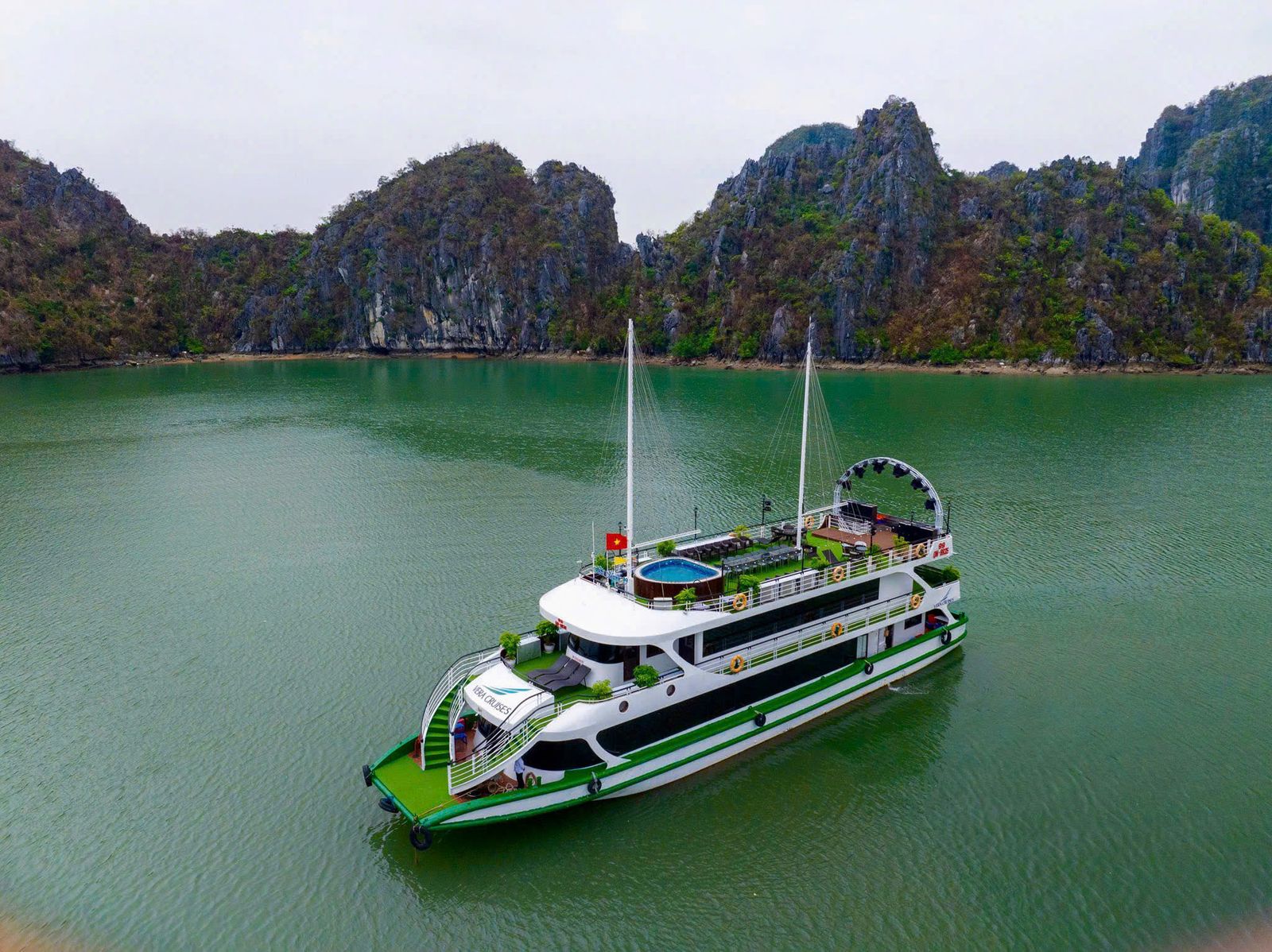 Vera Cruise on Ha Long Bay