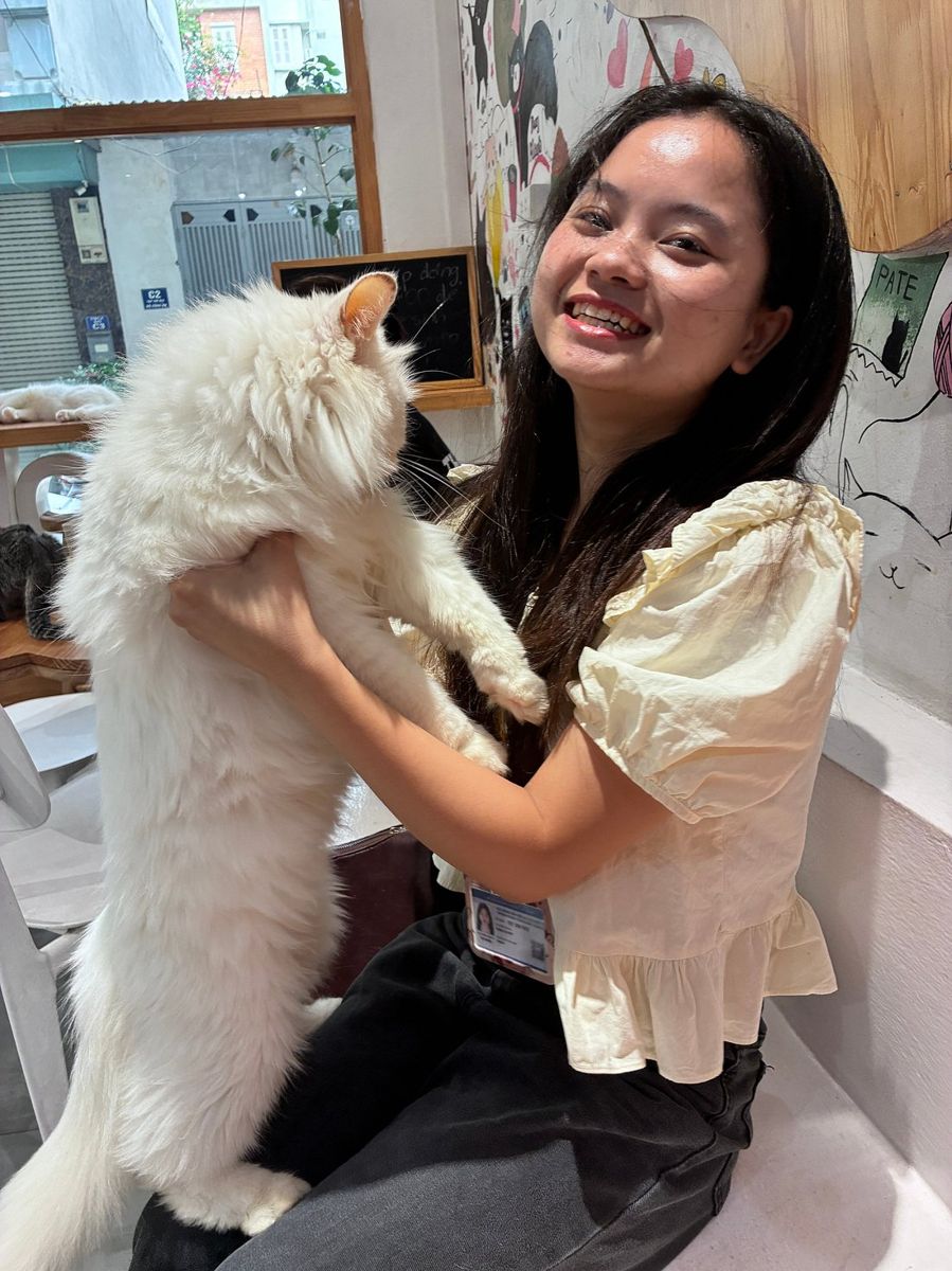 Guide Su with a cat at the cat cafe