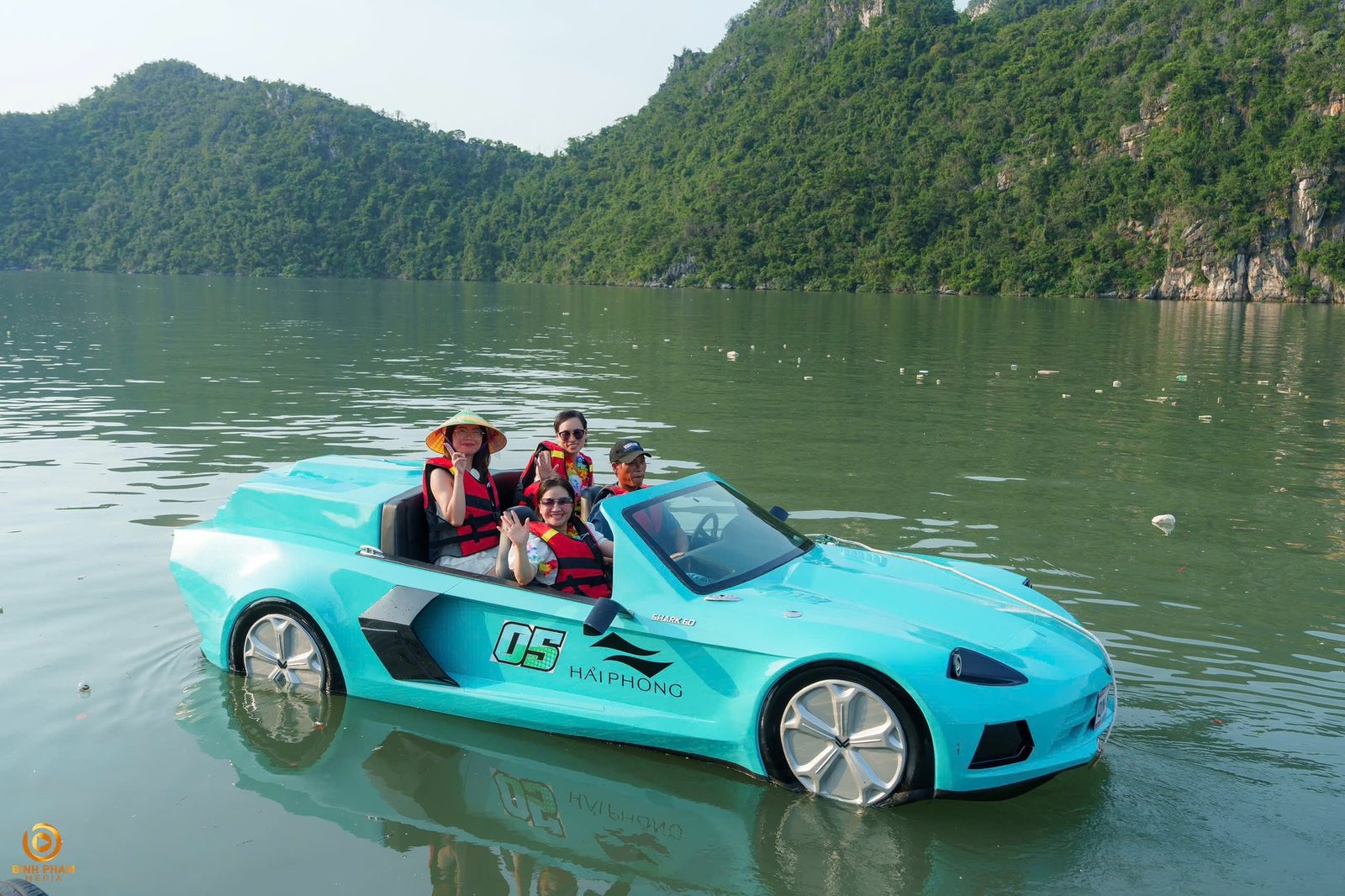 Hai Phong floating seafood farm