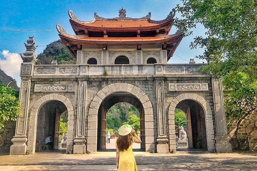 Ninh Binh heritage tour — temples and limestone scenery