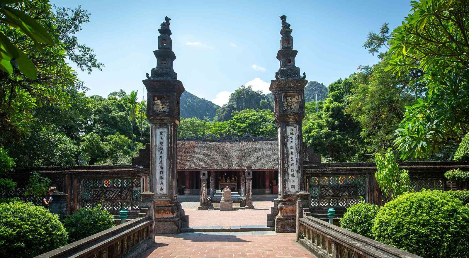 Ninh Binh scenic tour — limestone karsts and waterways
